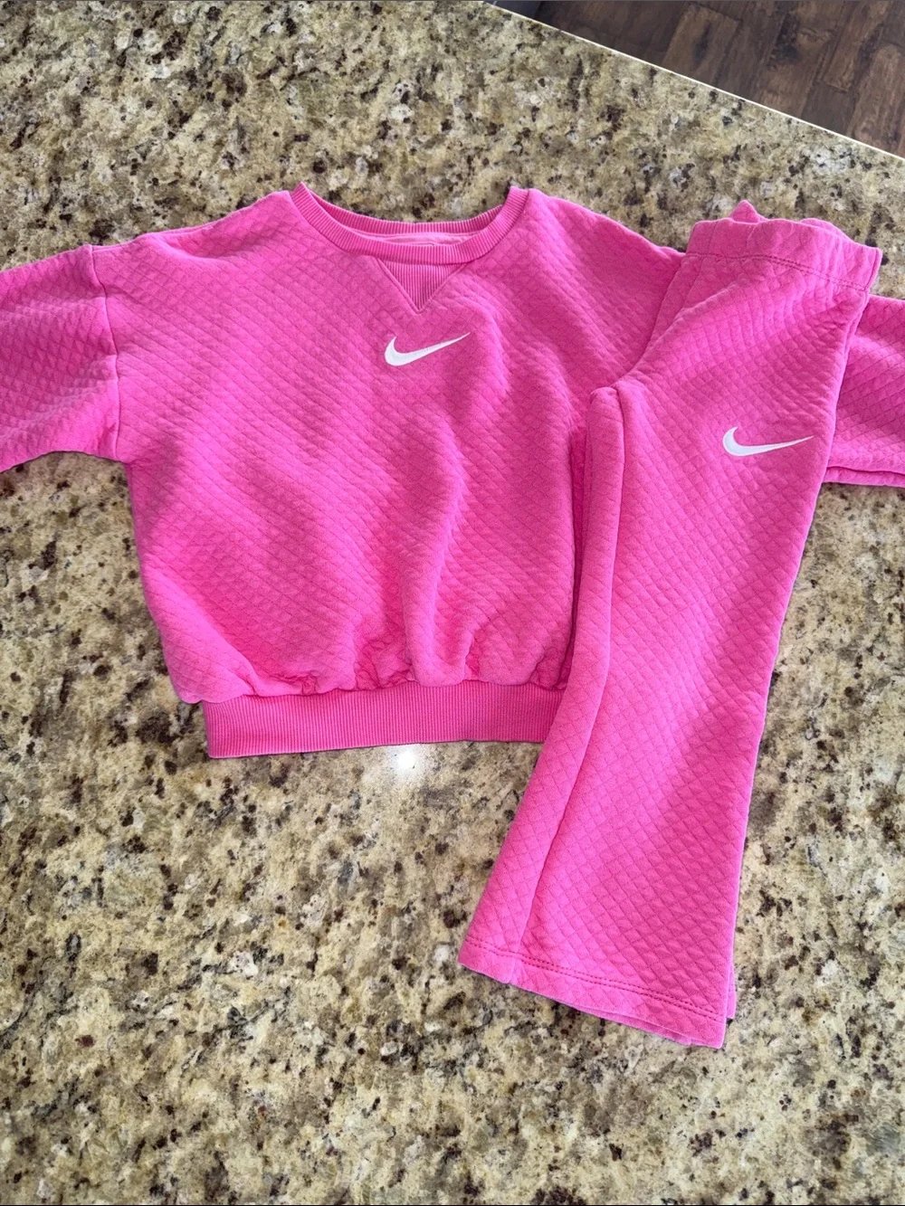 Nike Hot Pink Quilted Sweatshirt and Joggers Set - Picture 1 of 8